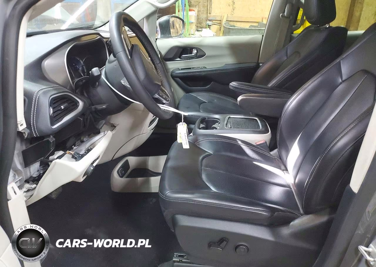 2023 Chrysler Pacifica Hybrid Touring L VIN:2C4RC1L79PR618057 - 7