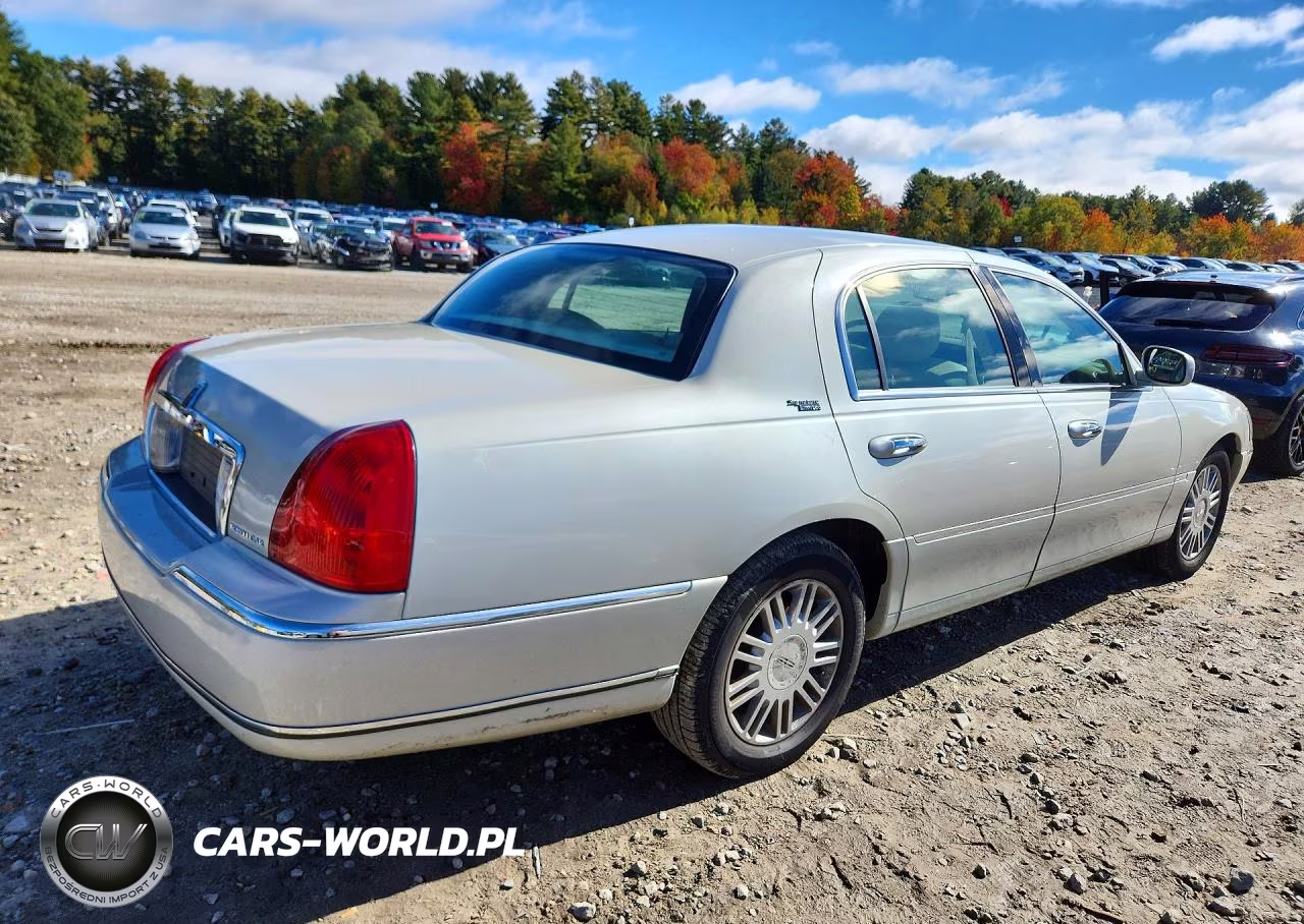 2007 Lincoln Town Car Signature Limited VIN:1LNHM82W47Y611101 - 3