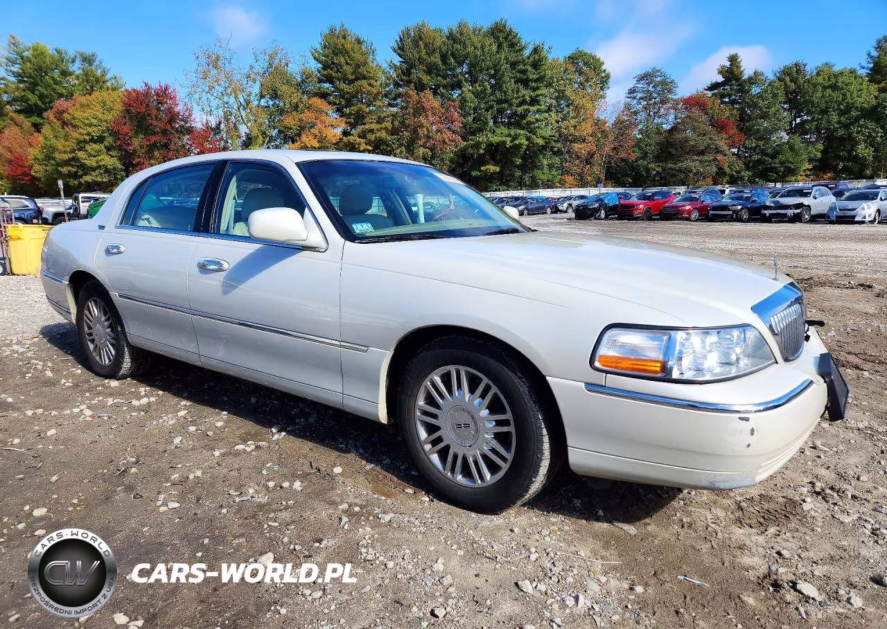 2007 Lincoln Town Car Signature Limited VIN:1LNHM82W47Y611101 - 4