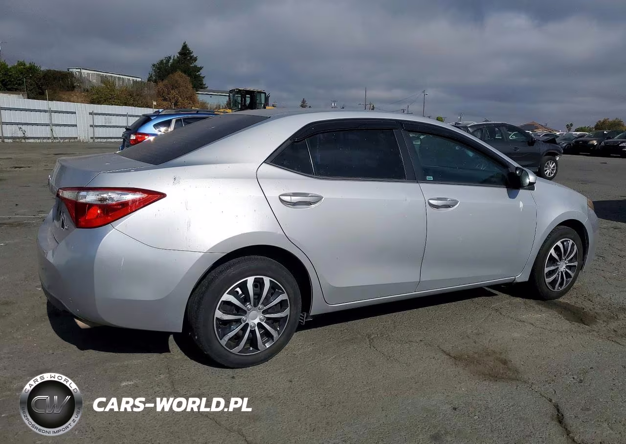 2015 Toyota Corolla Le VIN:5YFBURHE3FP348911 - 3