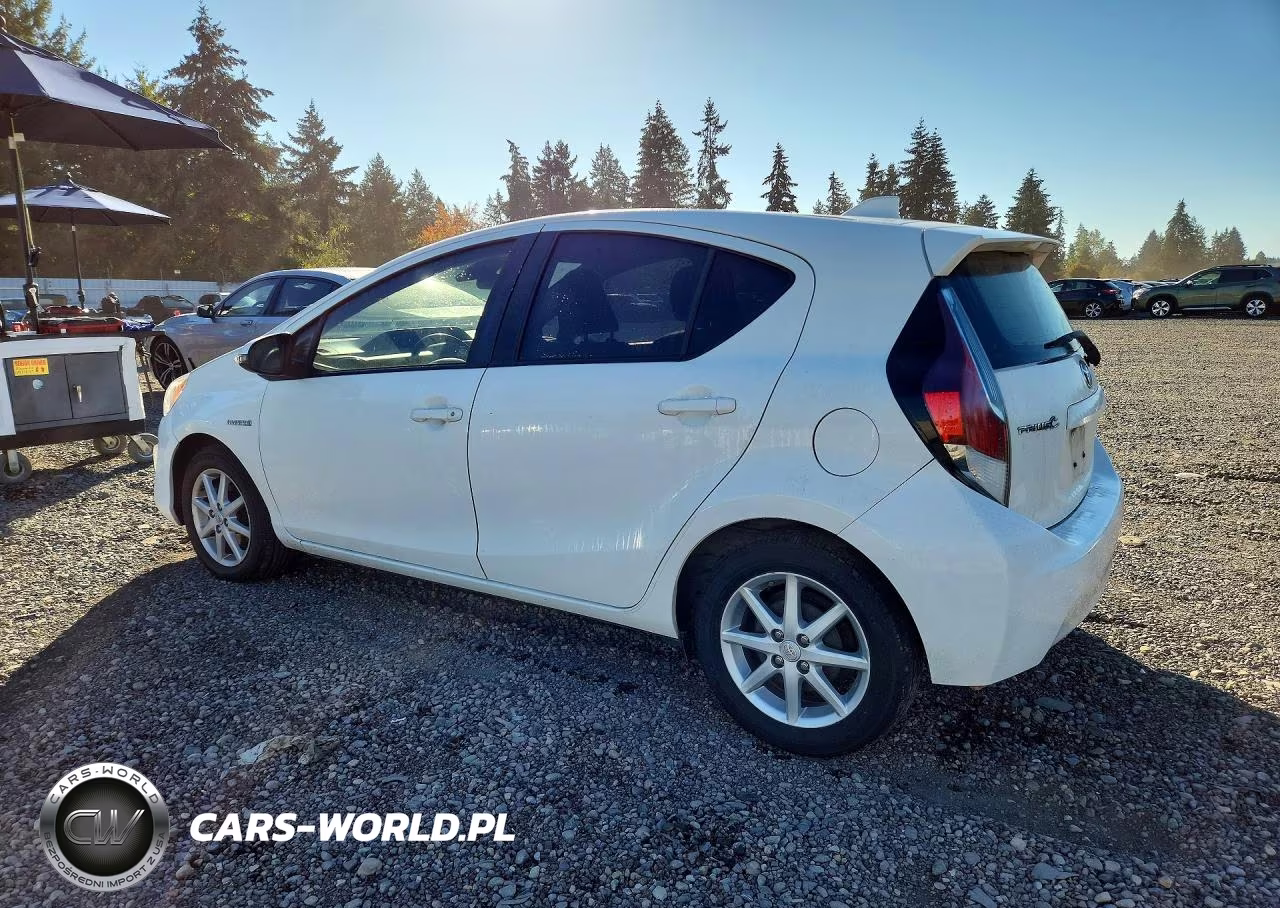 2016 Toyota Prius C Three VIN:JTDKDTB36G1136739 - 2