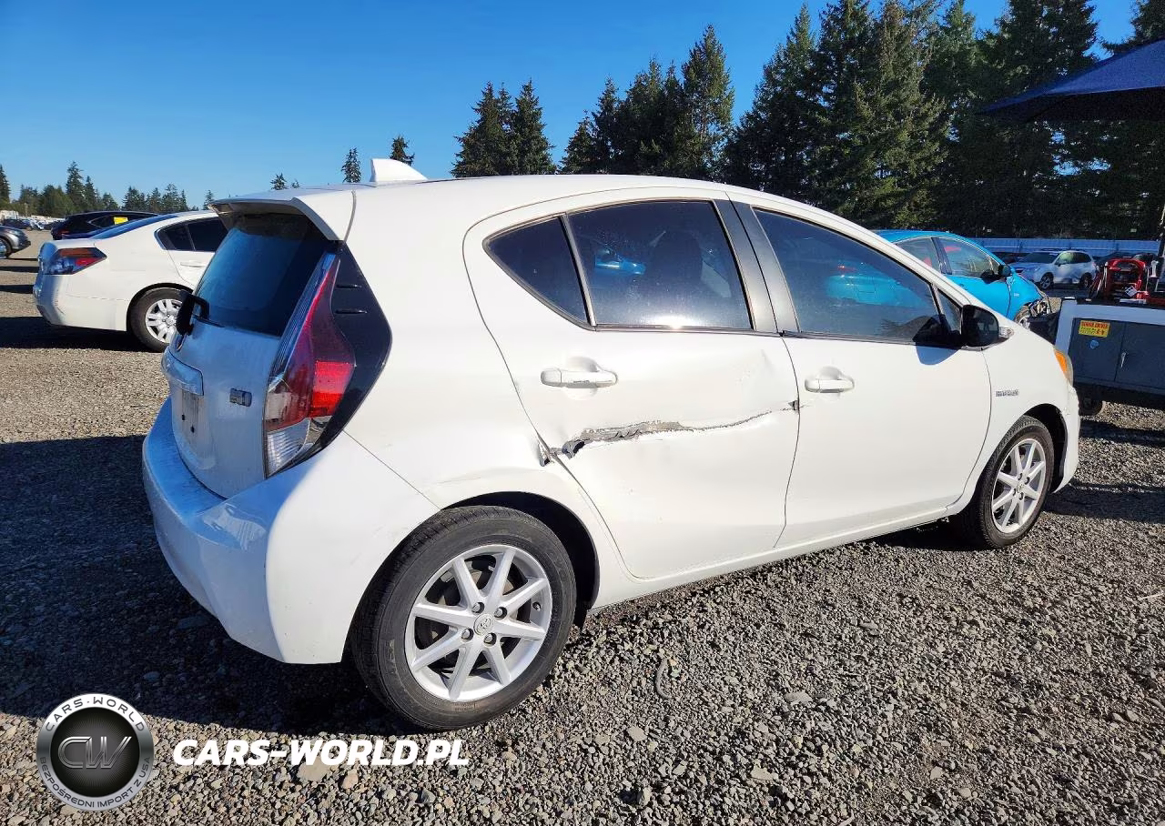 2016 Toyota Prius C Three VIN:JTDKDTB36G1136739 - 3