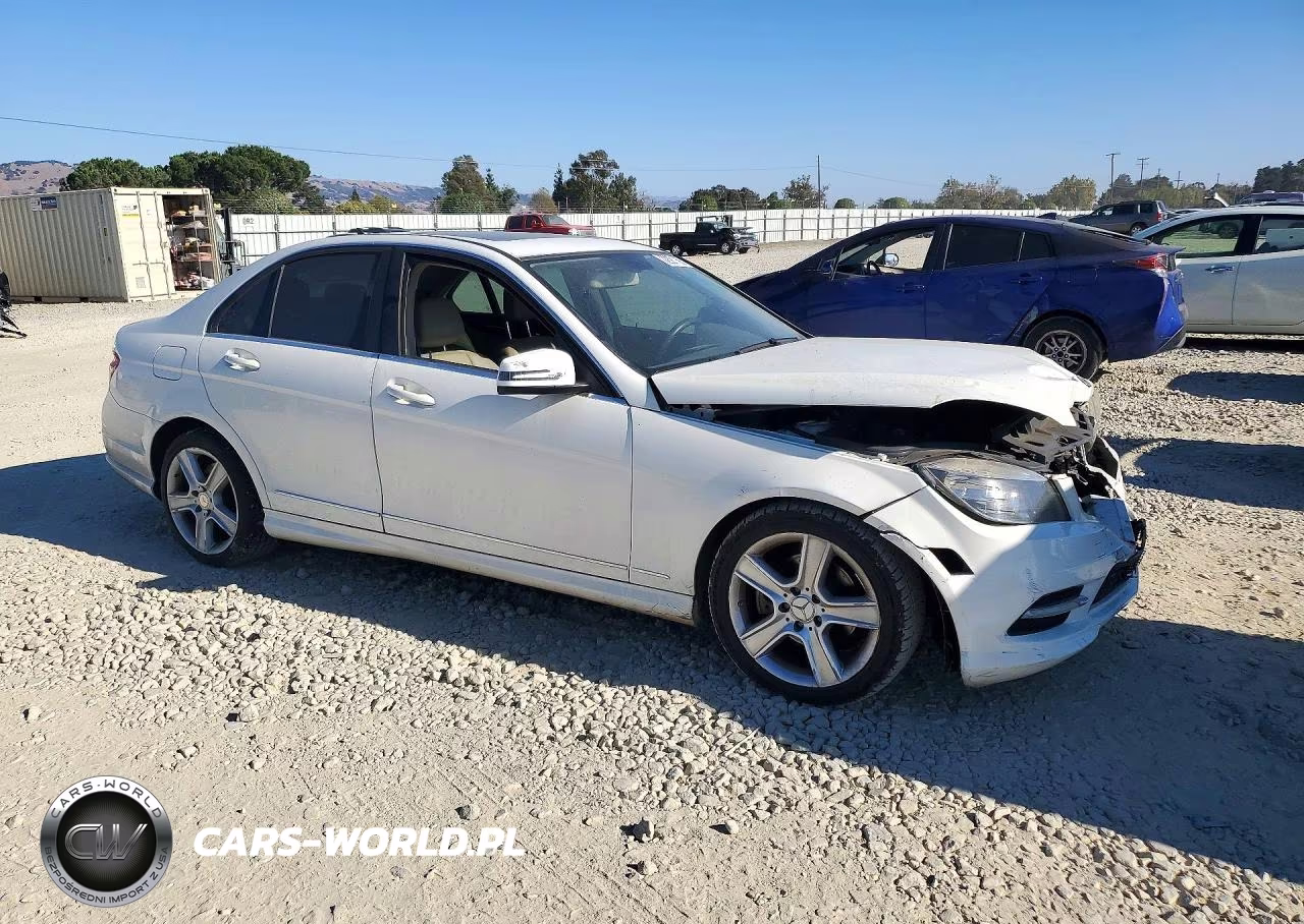 2011 Mercedes-Benz C 300 VIN:WDDGF5EB8BR171829 - 4