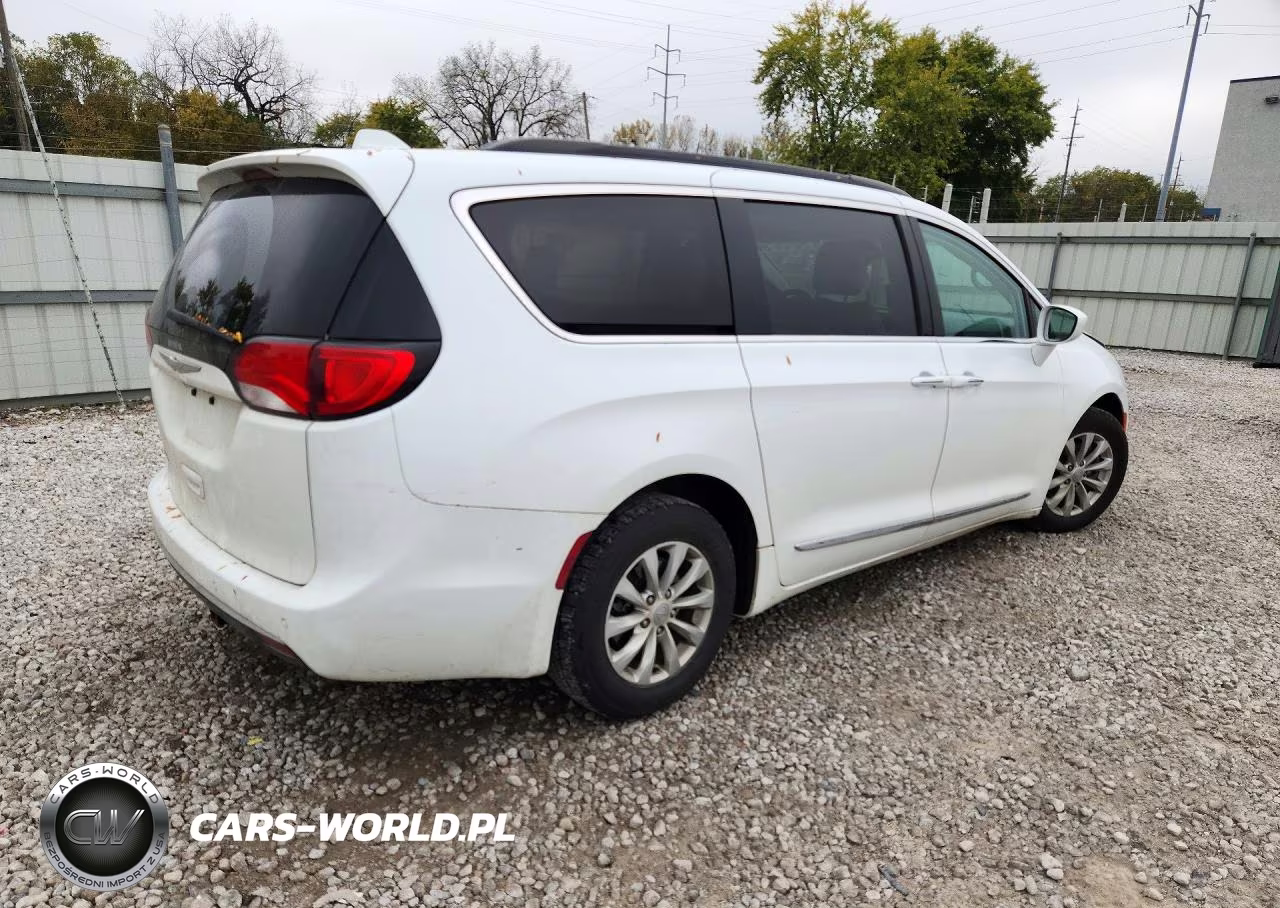 2017 Chrysler Pacifica Touring L VIN:2C4RC1BG1HR565714 - 3