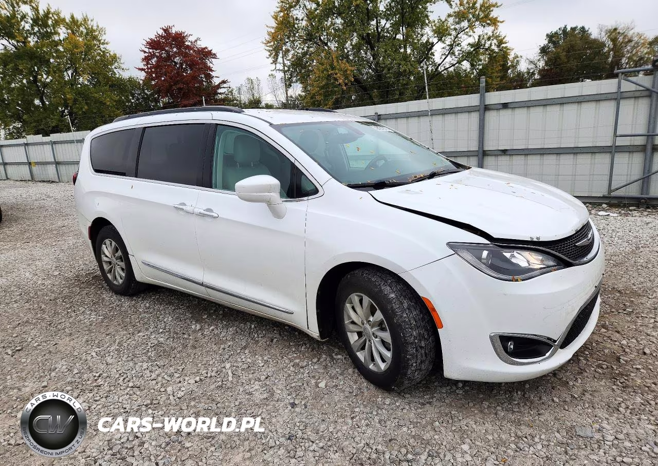 2017 Chrysler Pacifica Touring L VIN:2C4RC1BG1HR565714 - 4