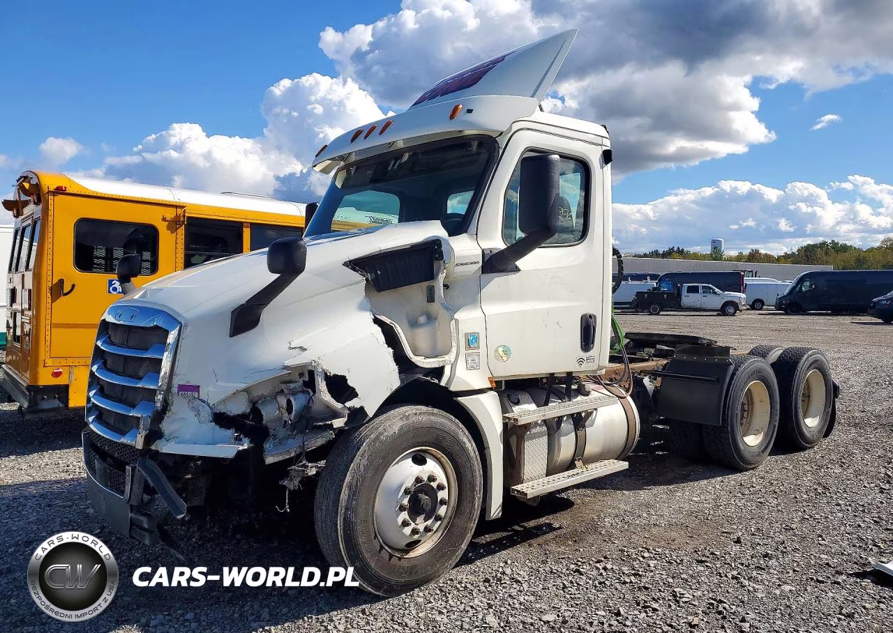 2018 Freightliner Cascadia 126 Semi Truck VIN:3AKJHLDV7JSJX5301 - 1