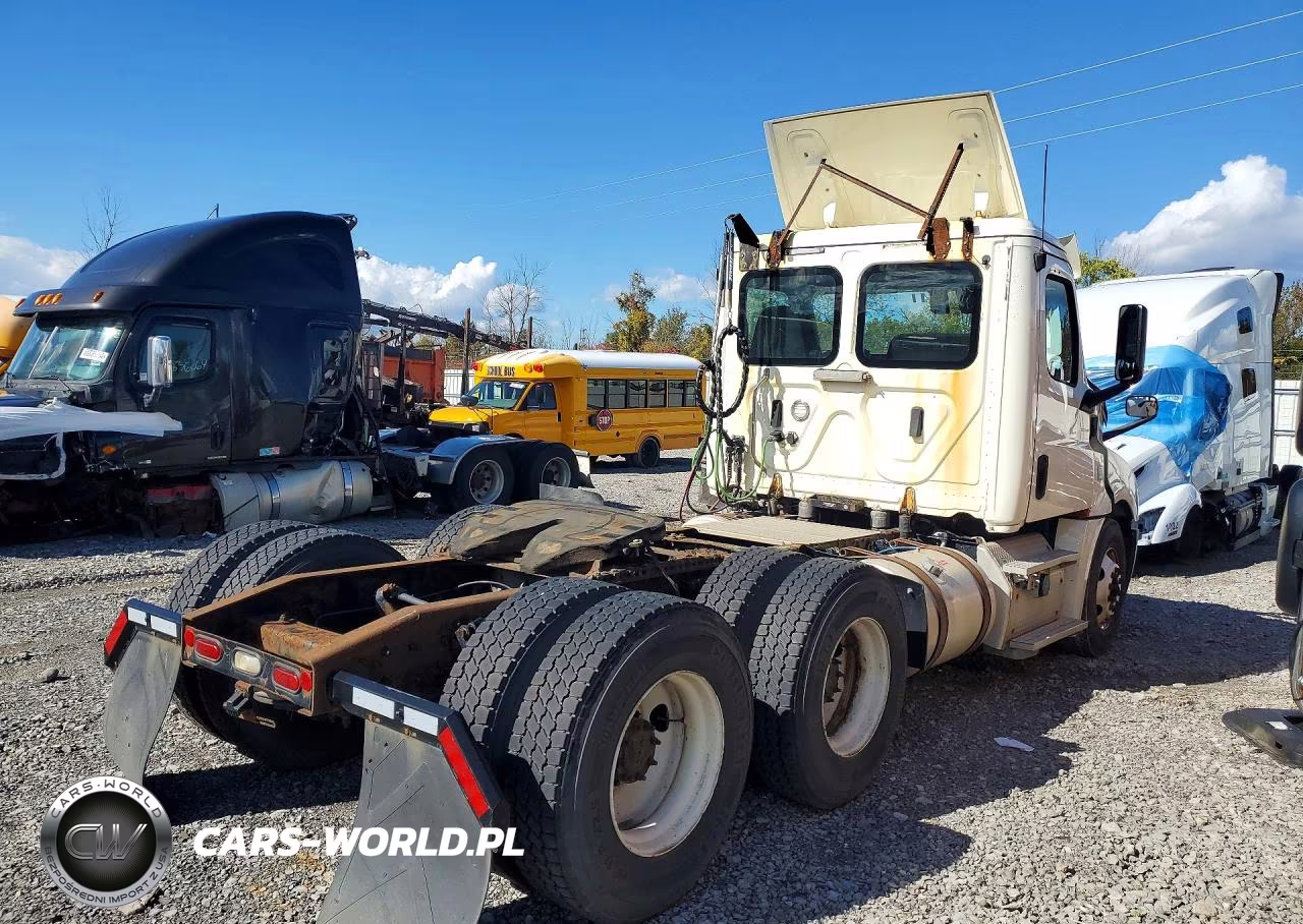 2018 Freightliner Cascadia 126 Semi Truck VIN:3AKJHLDV7JSJX5301 - 3