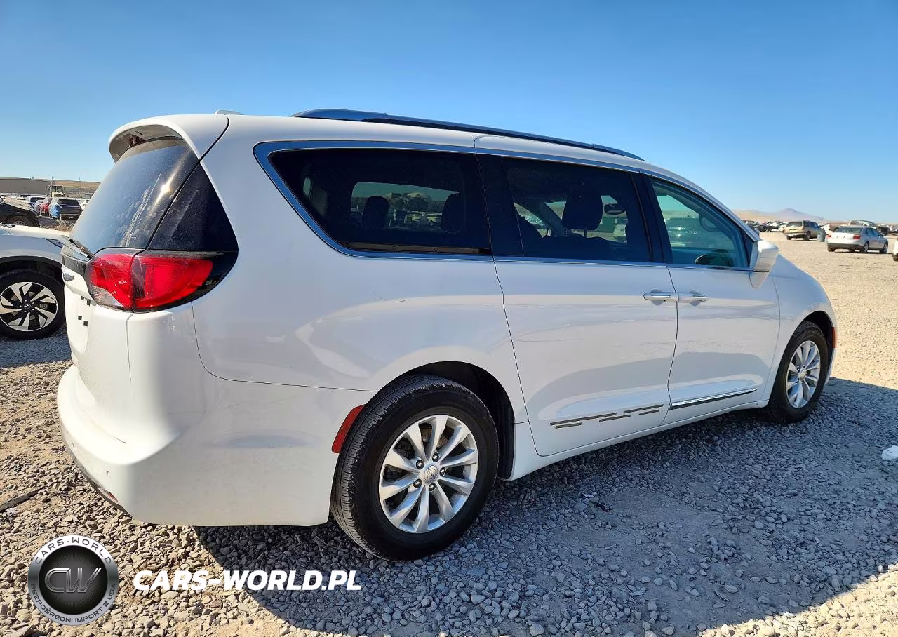 2019 Chrysler Pacifica Touring L VIN:2C4RC1BG1KR539783 - 3