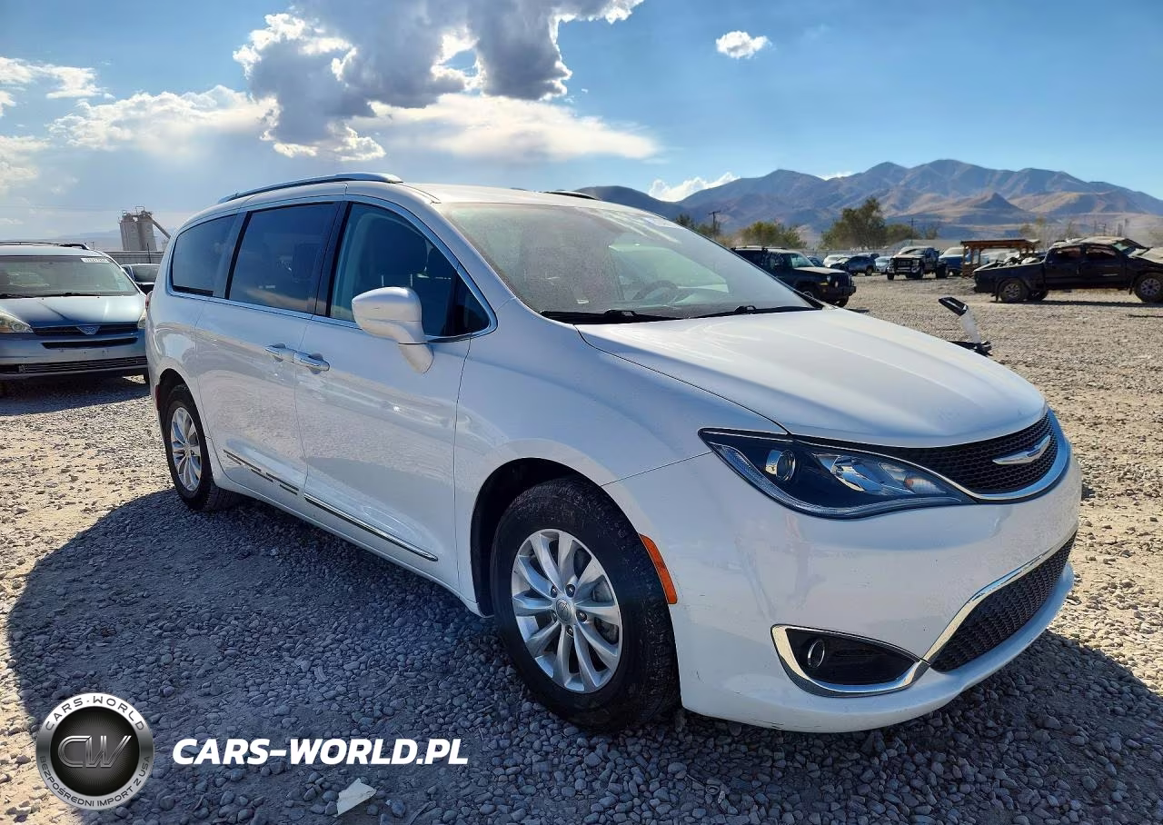 2019 Chrysler Pacifica Touring L VIN:2C4RC1BG1KR539783 - 4