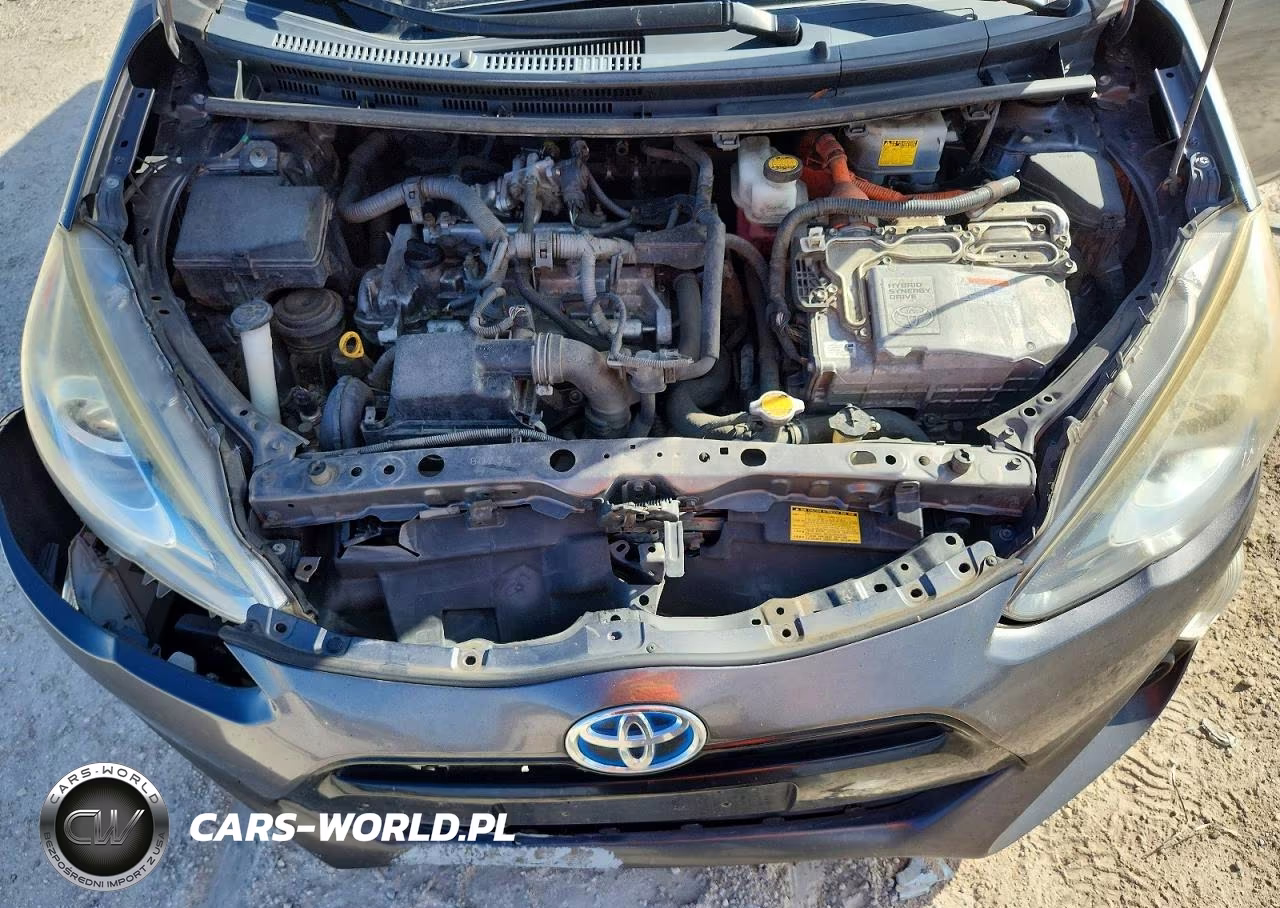 2015 Toyota Prius C Two VIN:JTDKDTB37F1586396 - 11