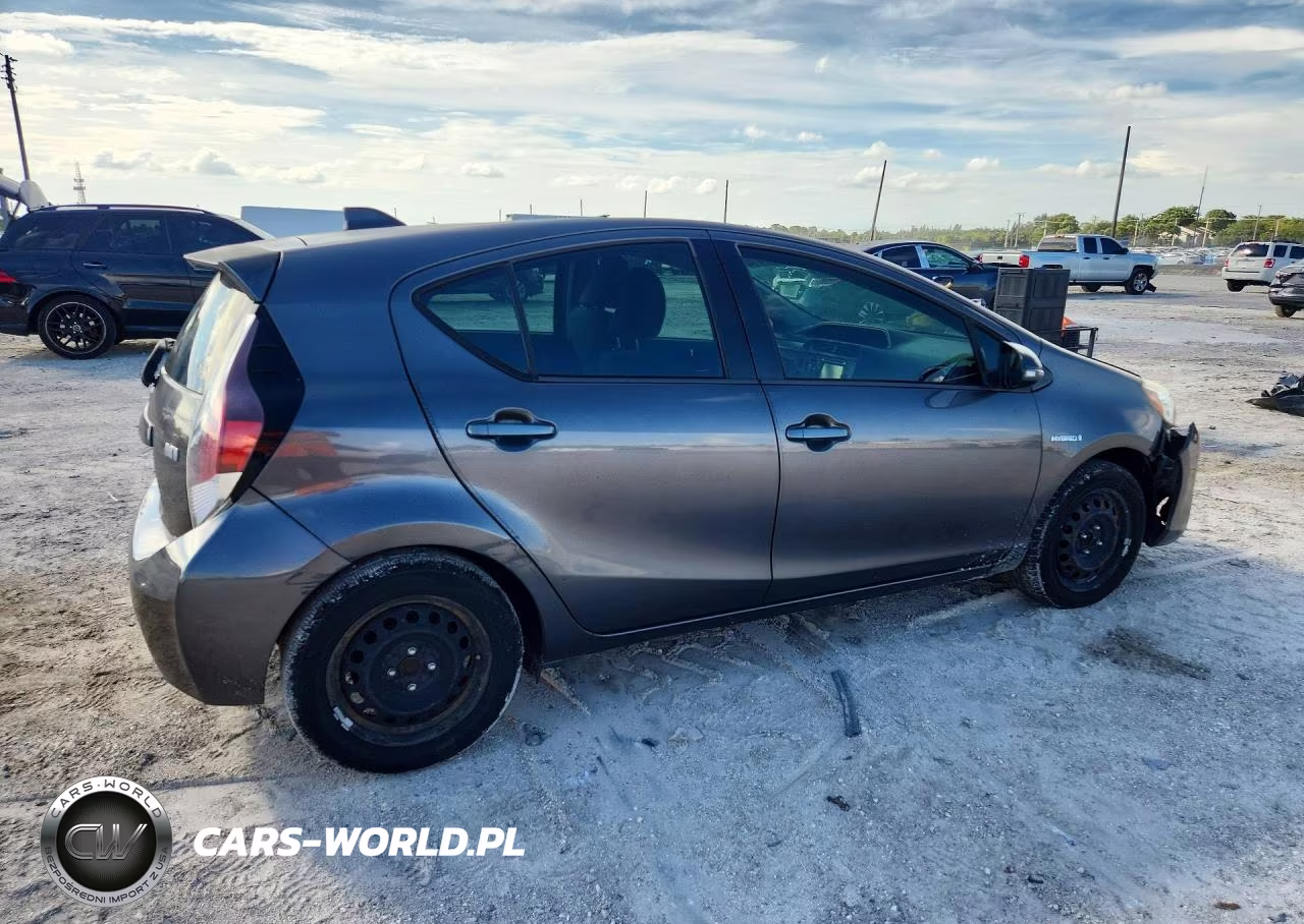 2015 Toyota Prius C Two VIN:JTDKDTB37F1586396 - 3