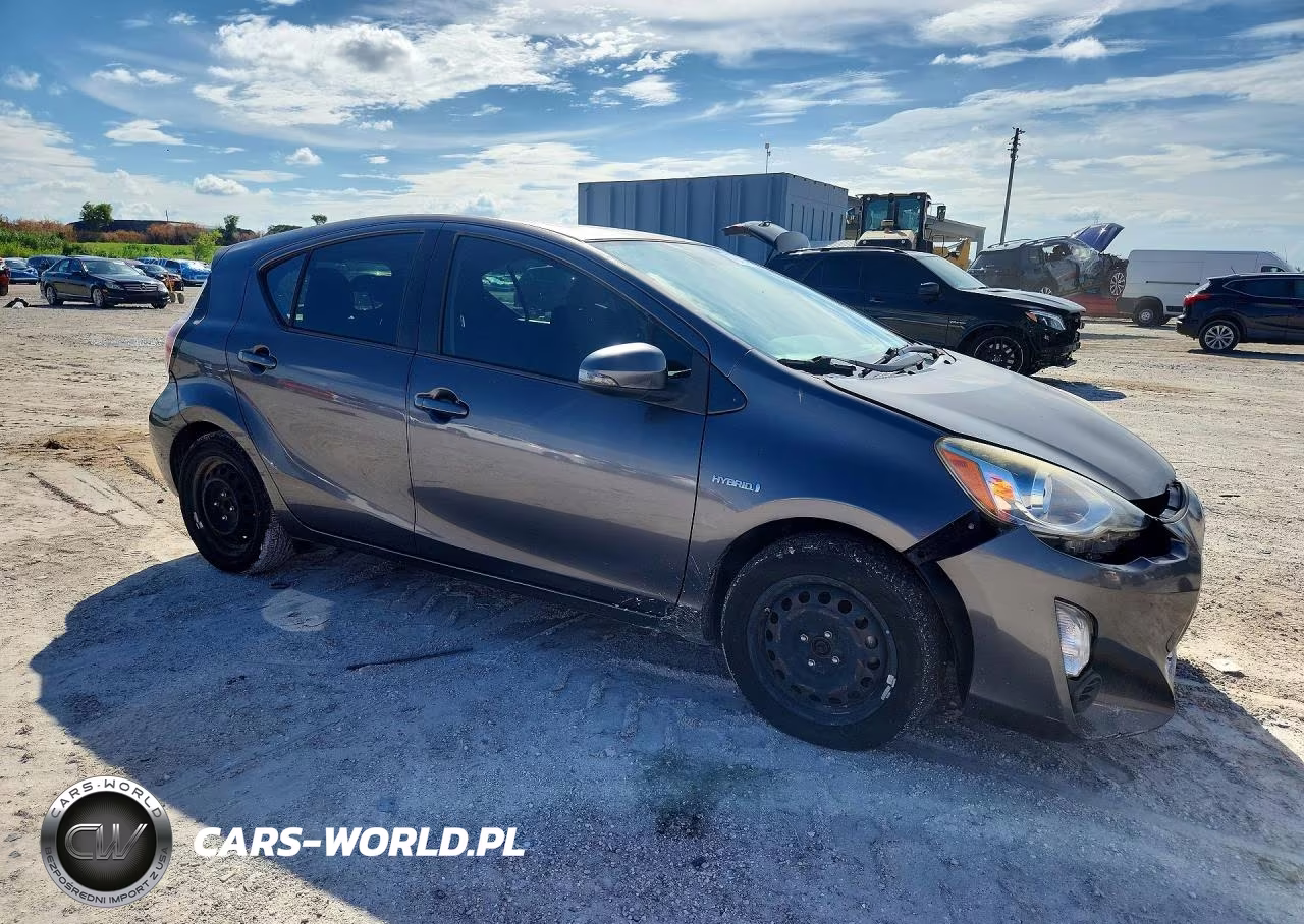 2015 Toyota Prius C Two VIN:JTDKDTB37F1586396 - 4