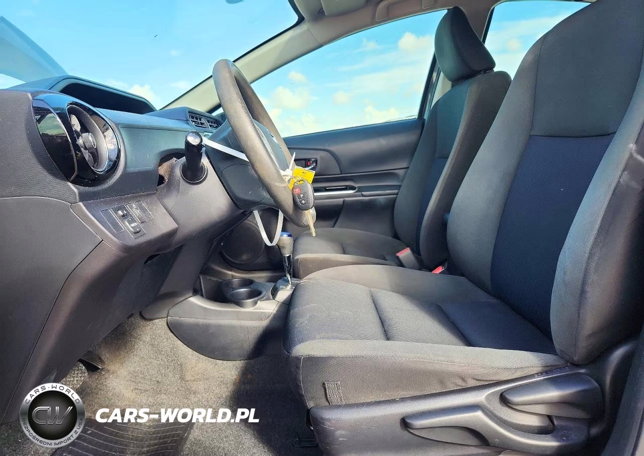 2015 Toyota Prius C Two VIN:JTDKDTB37F1586396 - 7