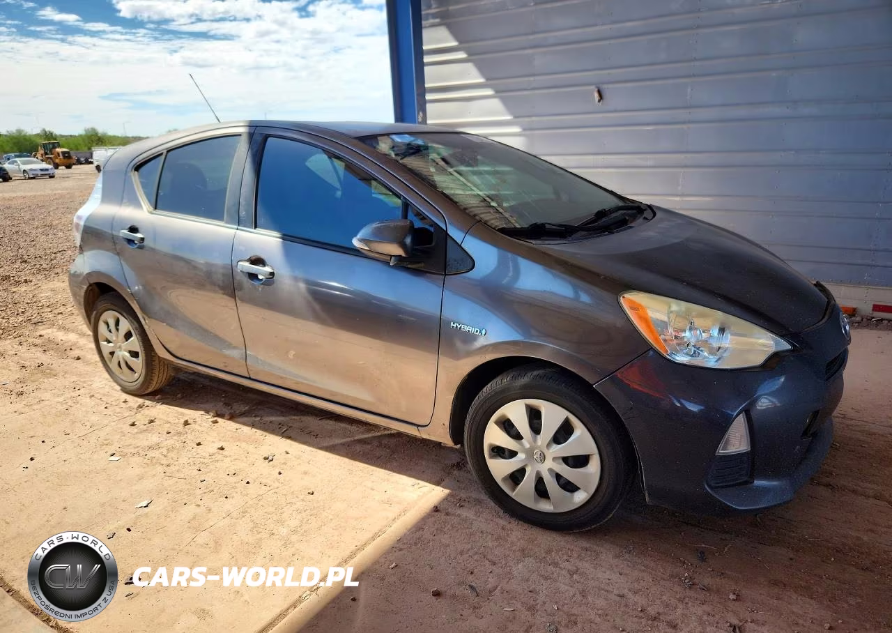 2014 Toyota Prius C One VIN:JTDKDTB3XE1072332 - 4