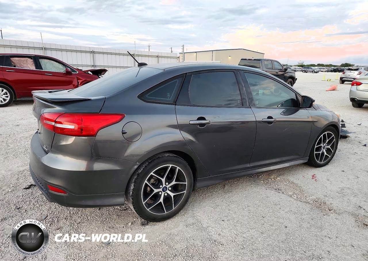 2015 Ford Focus Se VIN:1FADP3F22FL277768 - 3