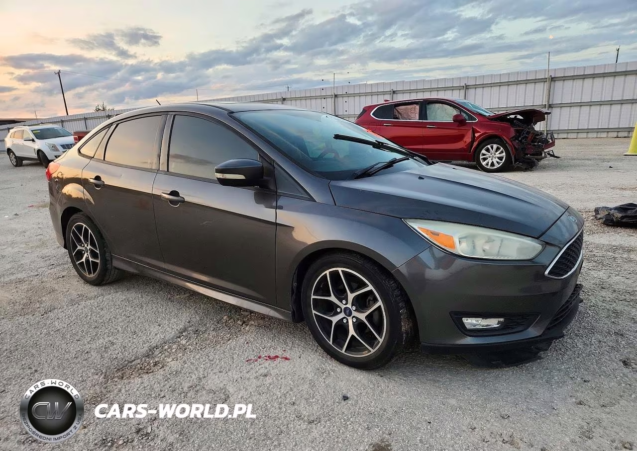 2015 Ford Focus Se VIN:1FADP3F22FL277768 - 4