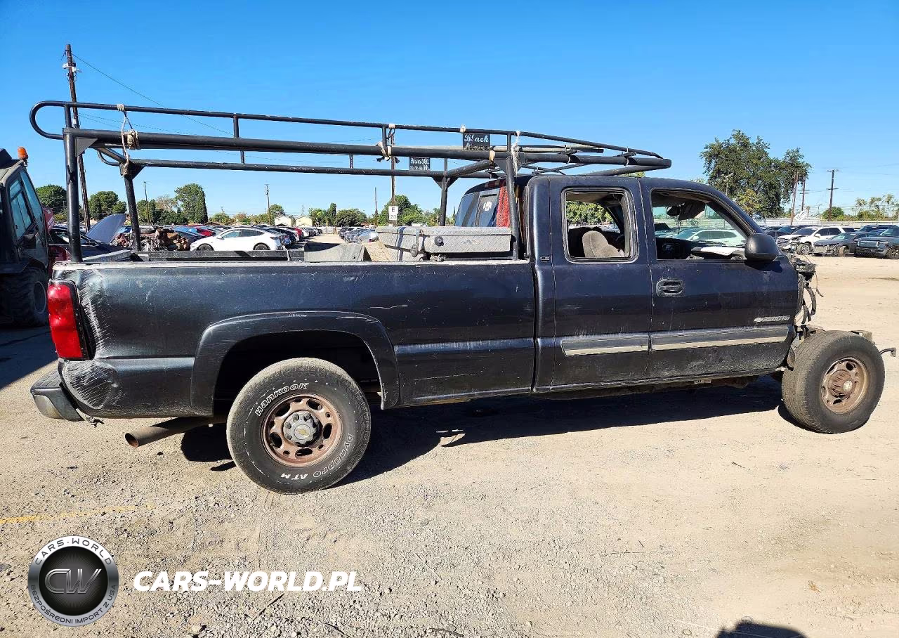 2005 Chevrolet Silverado C2500 Heavy Duty VIN:1GCHC29UX5E158240 - 3