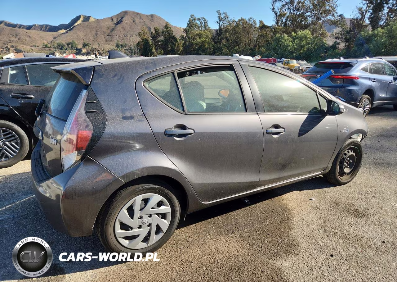 2015 Toyota Prius C Two VIN:JTDKDTB32F1100335 - 3