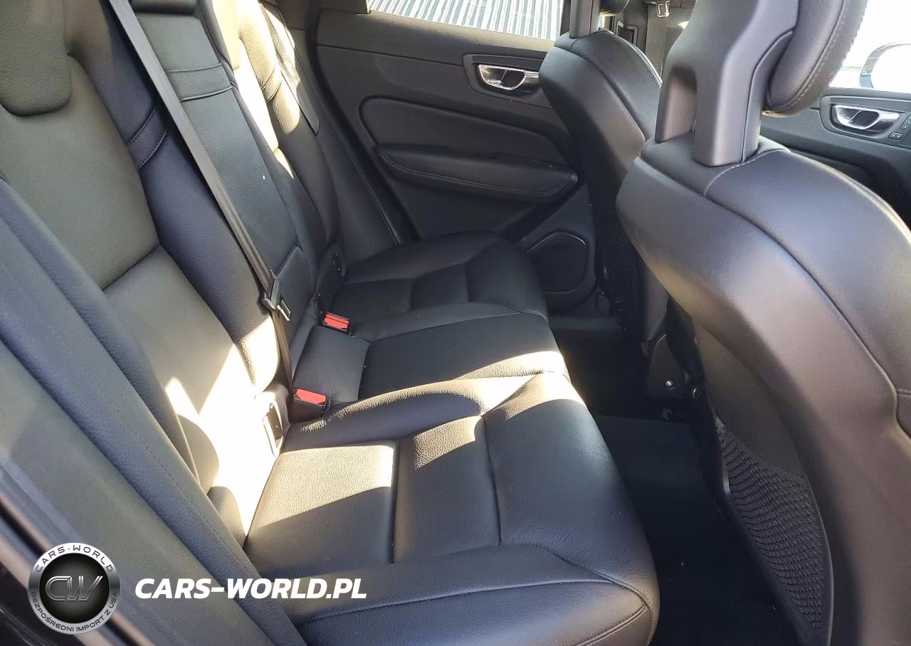 2018 Volvo Xc60 T6 Momentum VIN:YV4A22RKXJ1058074 - 11