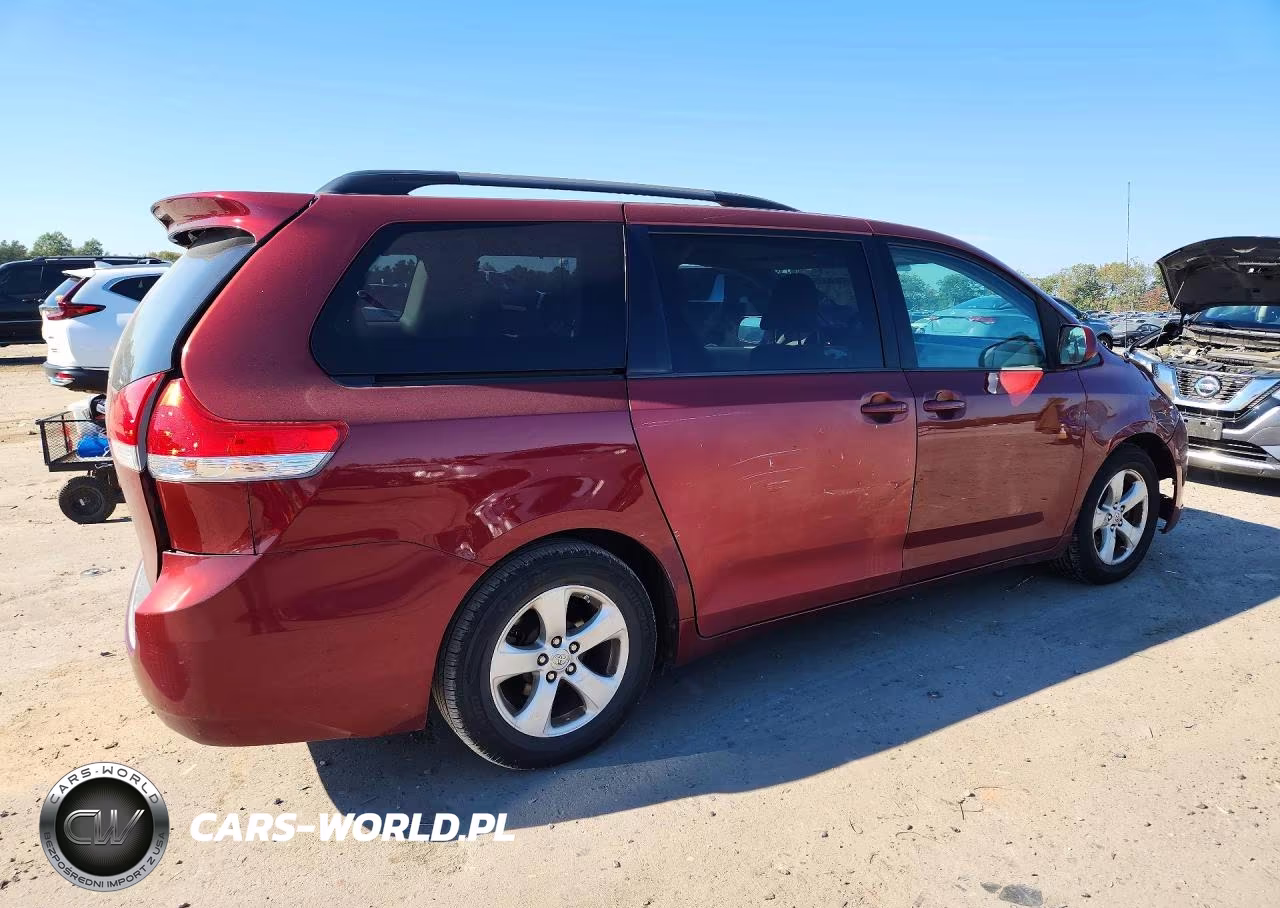 2013 Toyota Sienna Le VIN:5TDKK3DC4DS338979 - 3