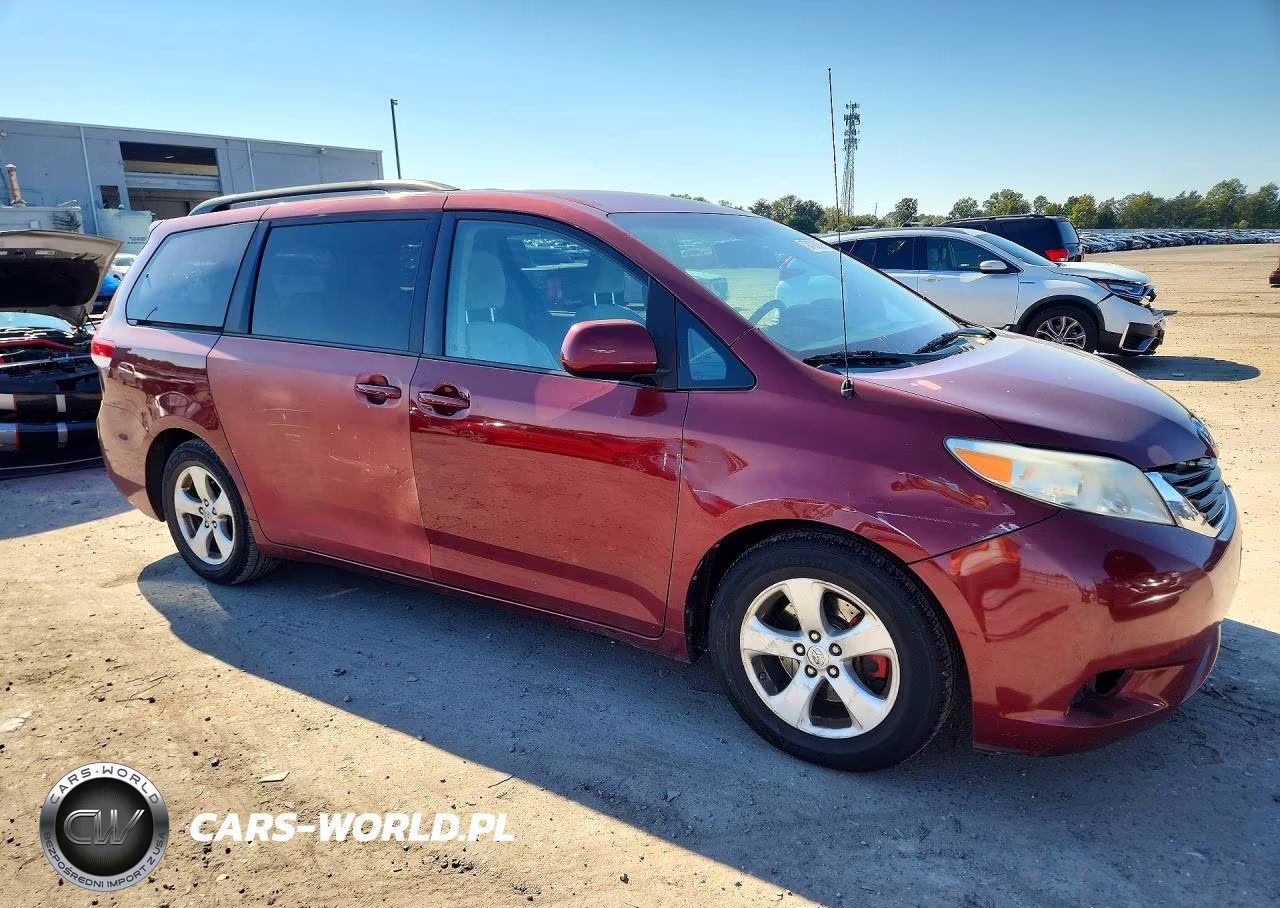 2013 Toyota Sienna Le VIN:5TDKK3DC4DS338979 - 4