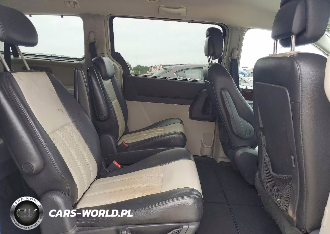 2010 Chrysler Town & Country Touring Plus VIN:2A4RR8D18AR320683 - 11