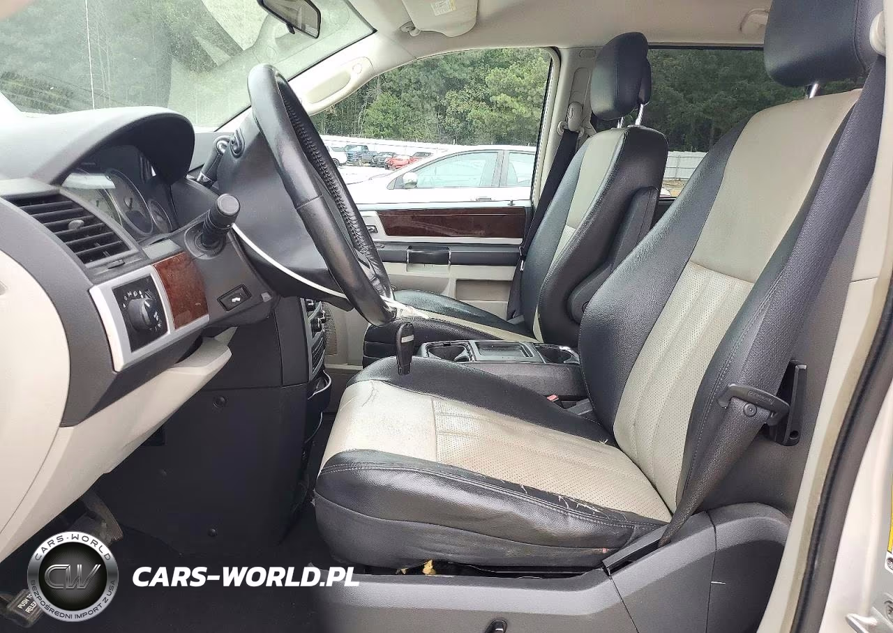 2010 Chrysler Town & Country Touring Plus VIN:2A4RR8D18AR320683 - 7
