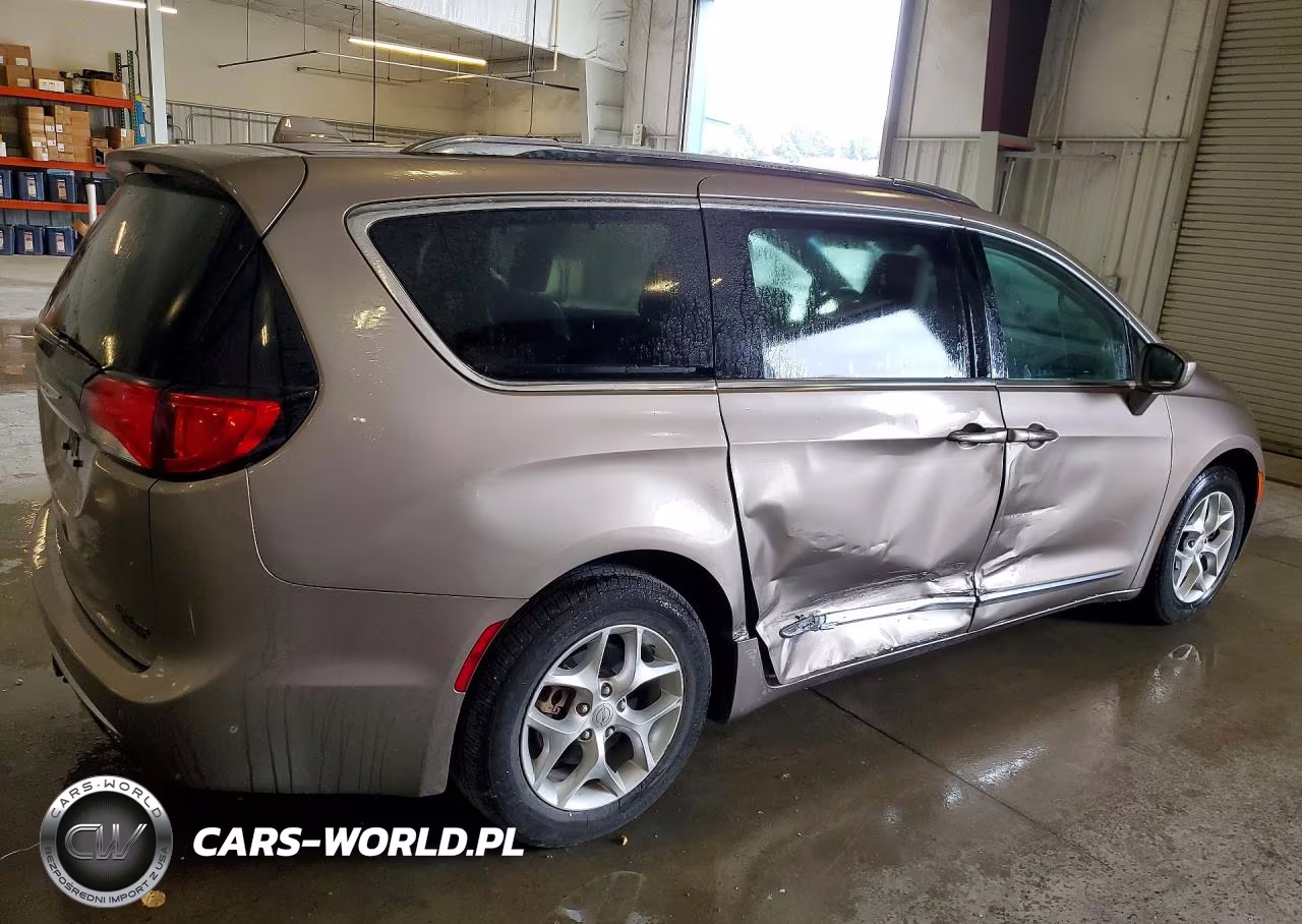 2017 Chrysler Pacifica Touring L Plus VIN:2C4RC1EG9HR570378 - 3