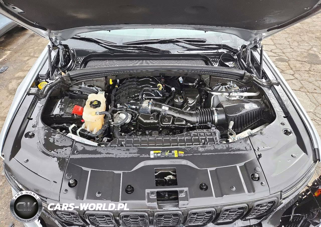 2025 Jeep Grand Cherokee Laredo VIN:1C4RJHAGXSC323150 - 12