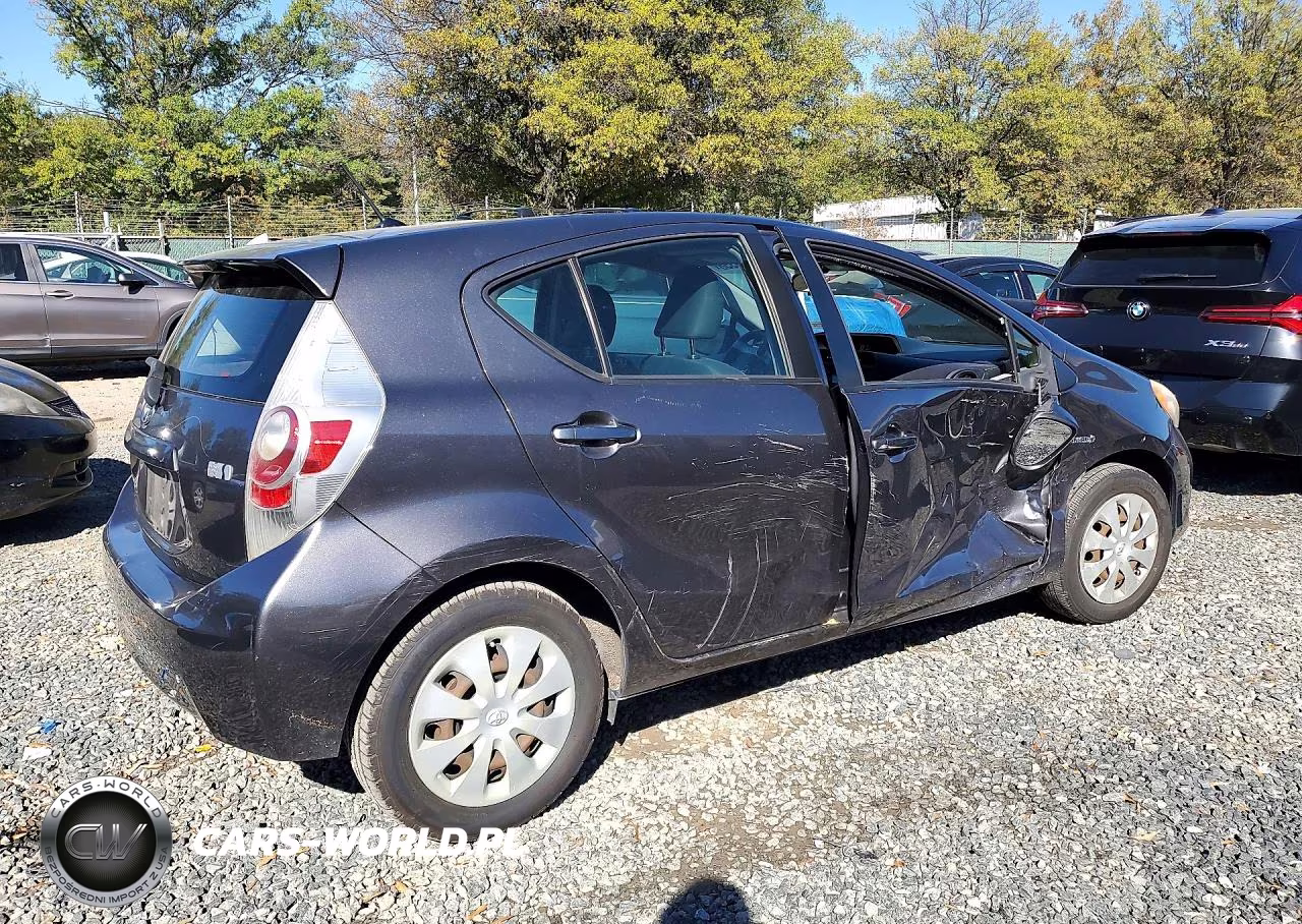 2013 Toyota Prius C Two VIN:JTDKDTB33D1549813 - 3