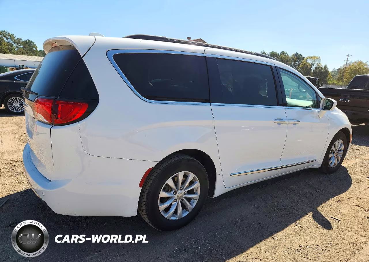 2017 Chrysler Pacifica Touring L VIN:2C4RC1BG6HR634073 - 3