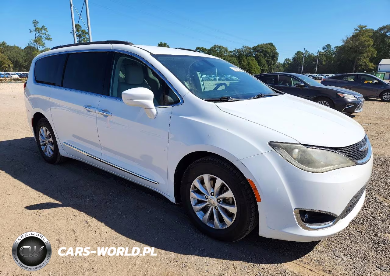 2017 Chrysler Pacifica Touring L VIN:2C4RC1BG6HR634073 - 4