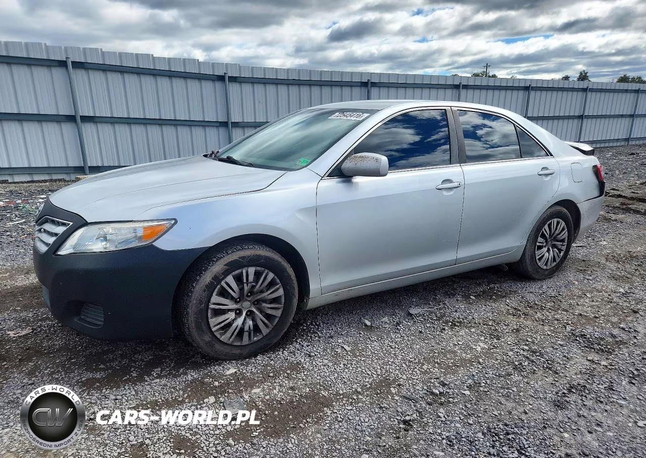 2010 Toyota Camry Le – zdjęcie 1 z 12