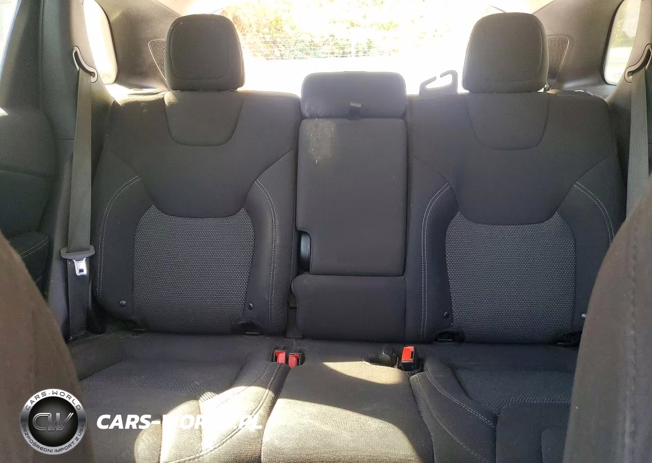 2019 Jeep Cherokee Latitude VIN:1C4PJLCB0KD411601 - 10