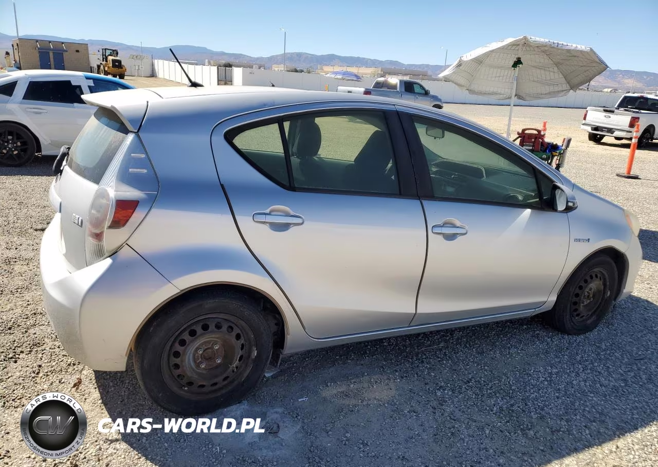 2013 Toyota Prius C Two VIN:JTDKDTB30D1038530 - 3