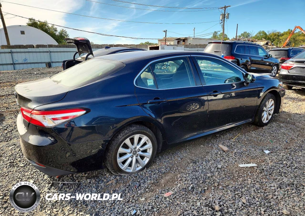 2018 Toyota Camry Le VIN:JTNB11HK9J3020034 - 3