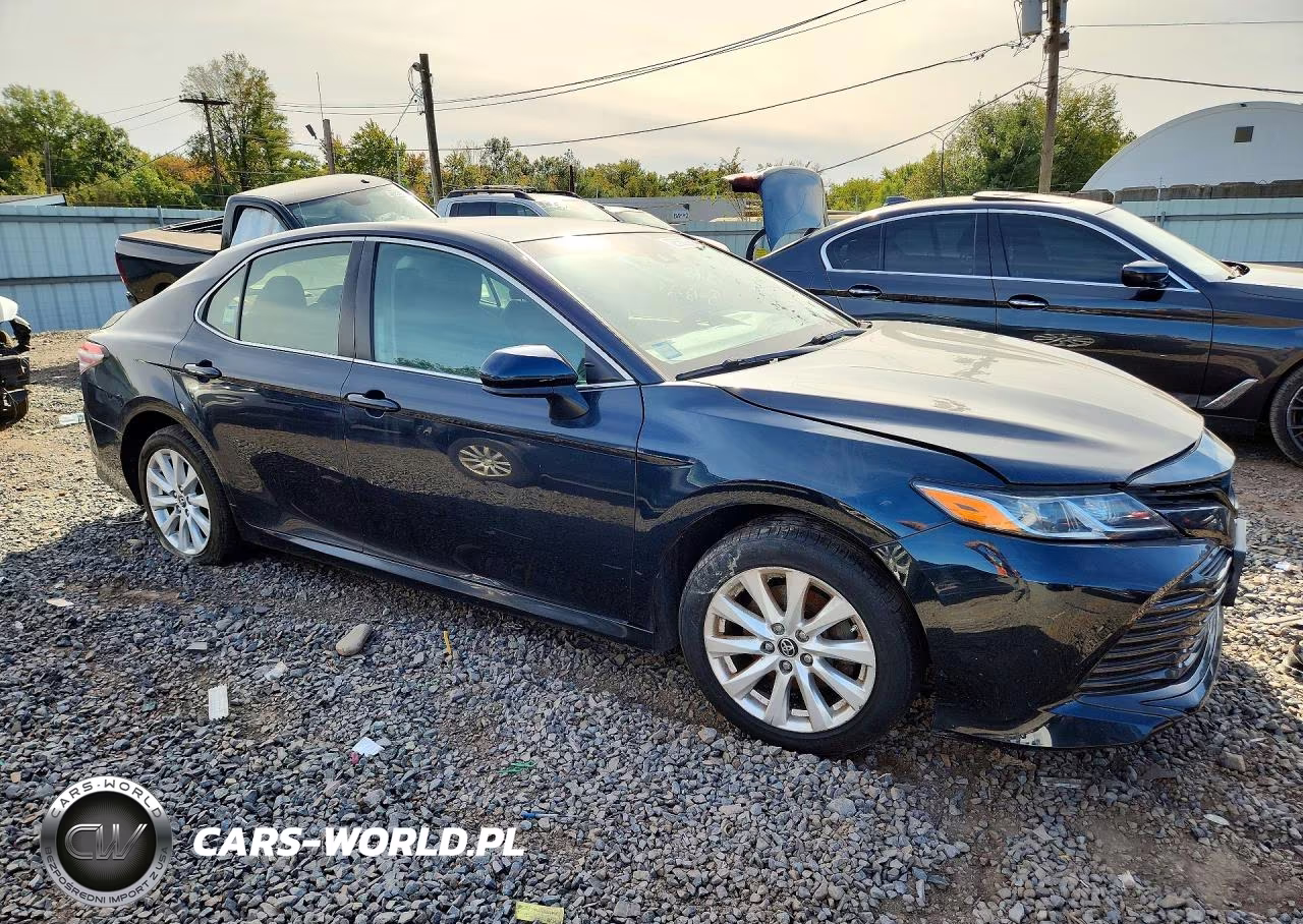 2018 Toyota Camry Le VIN:JTNB11HK9J3020034 - 4