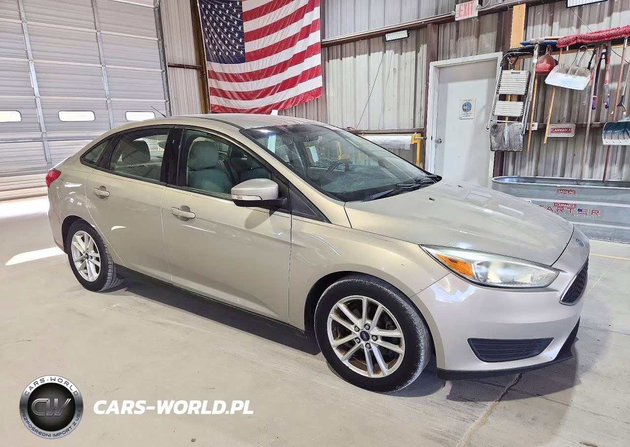2015 Ford Focus Se VIN:1FADP3F29FL231242 - 4