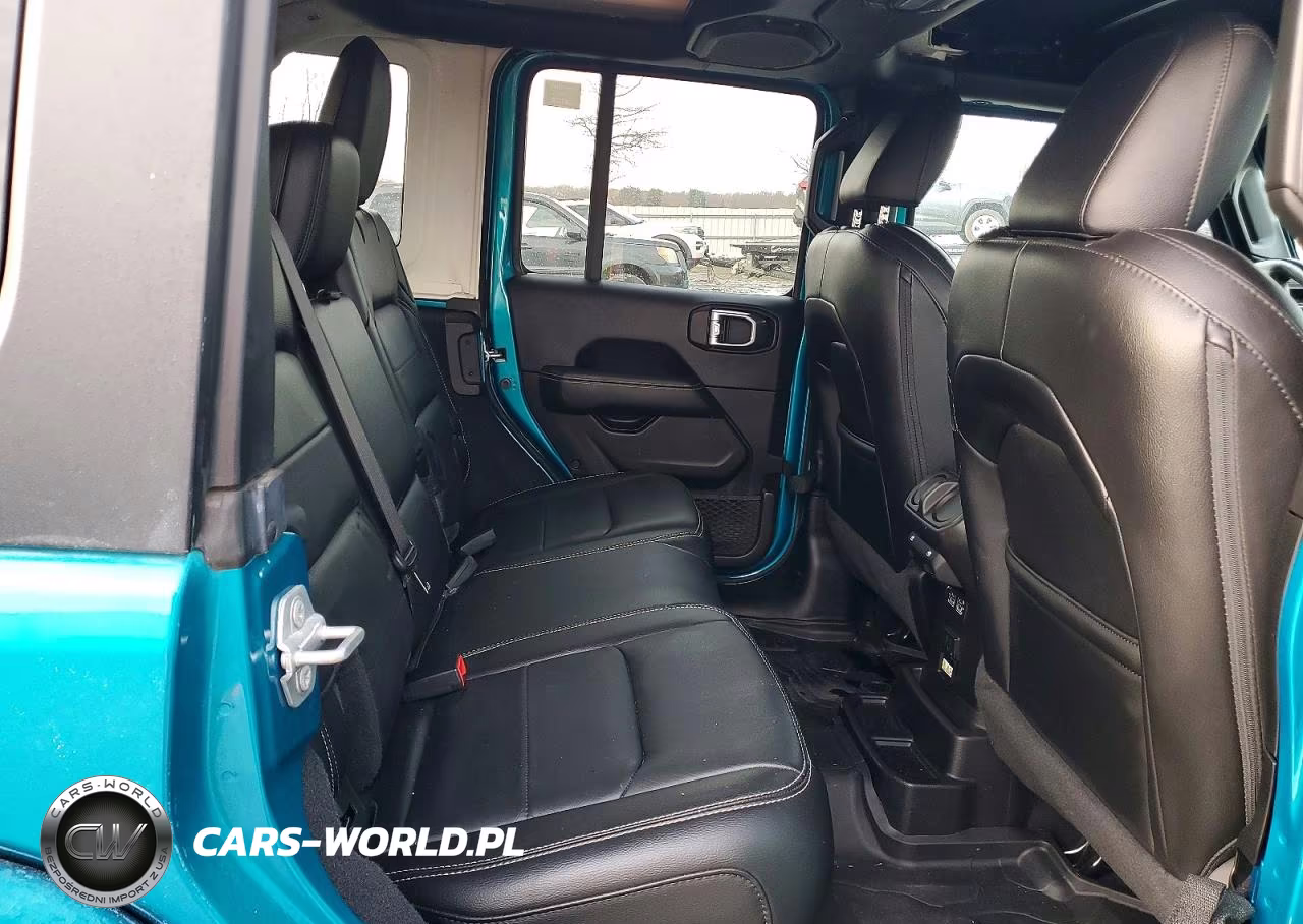 2019 Jeep Wrangler Unlimited Sahara VIN:1C4HJXEN1KW684103 - 10