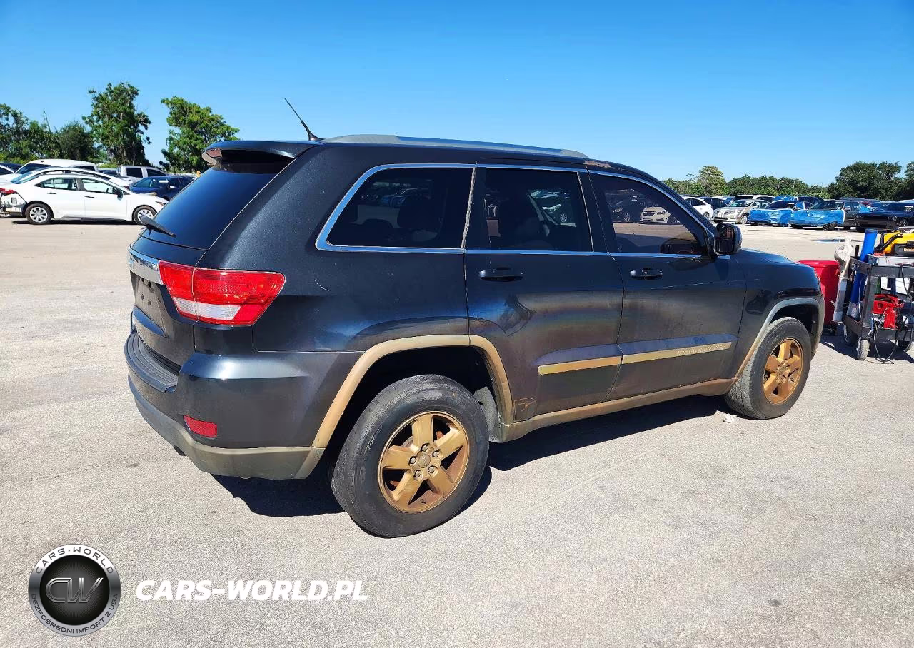 2013 Jeep Grand Cherokee Laredo VIN:1C4RJFAG8DC570982 - 3