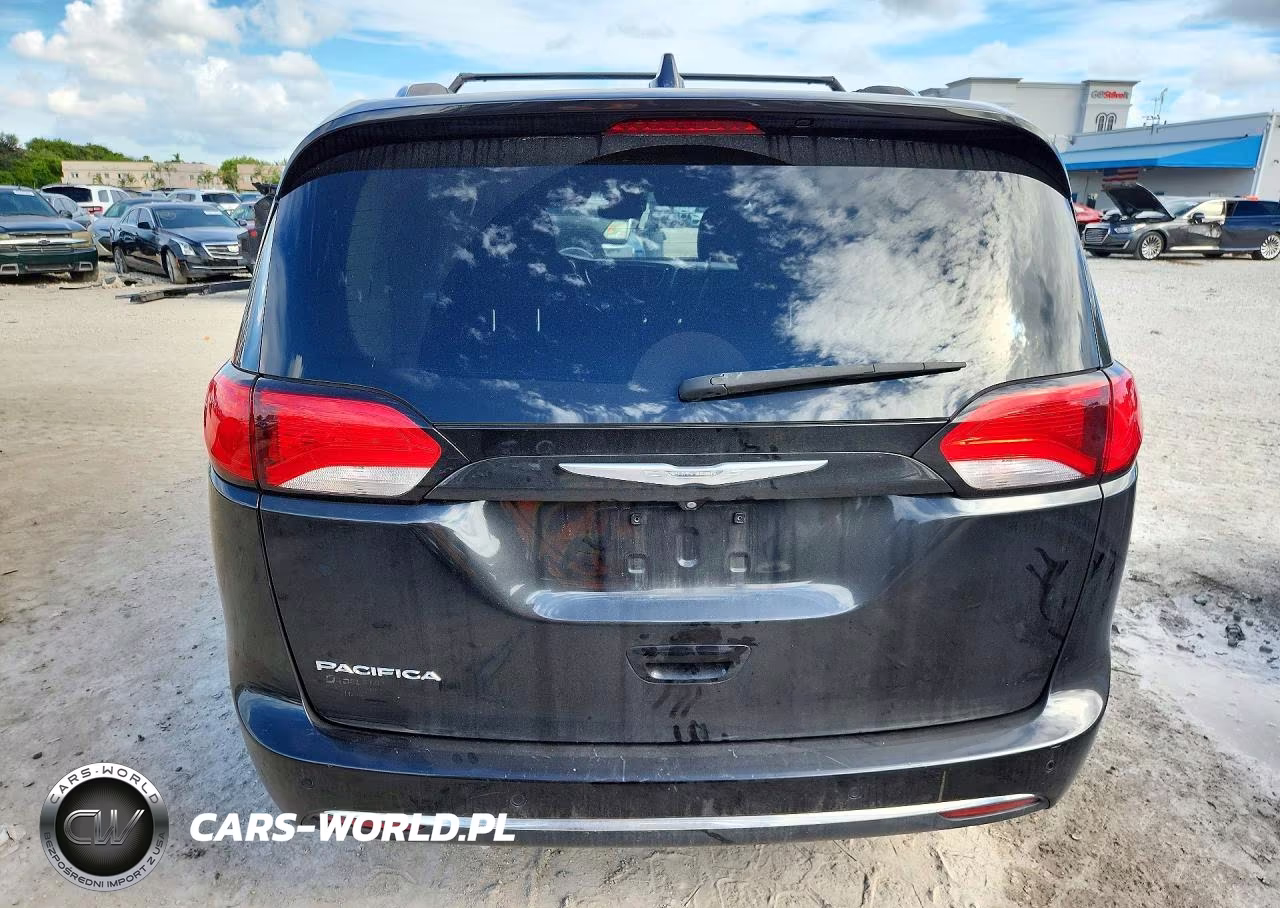 2017 Chrysler Pacifica Touring L Plus VIN:2C4RC1EG7HR796368 - 6