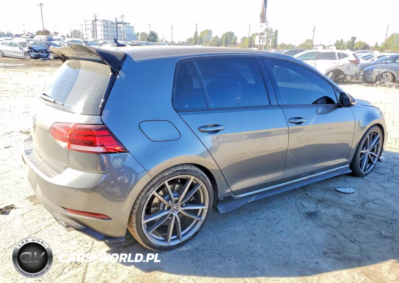 2018 Volkswagen Golf R VIN:WVWVF7AU4JW183769 - 3
