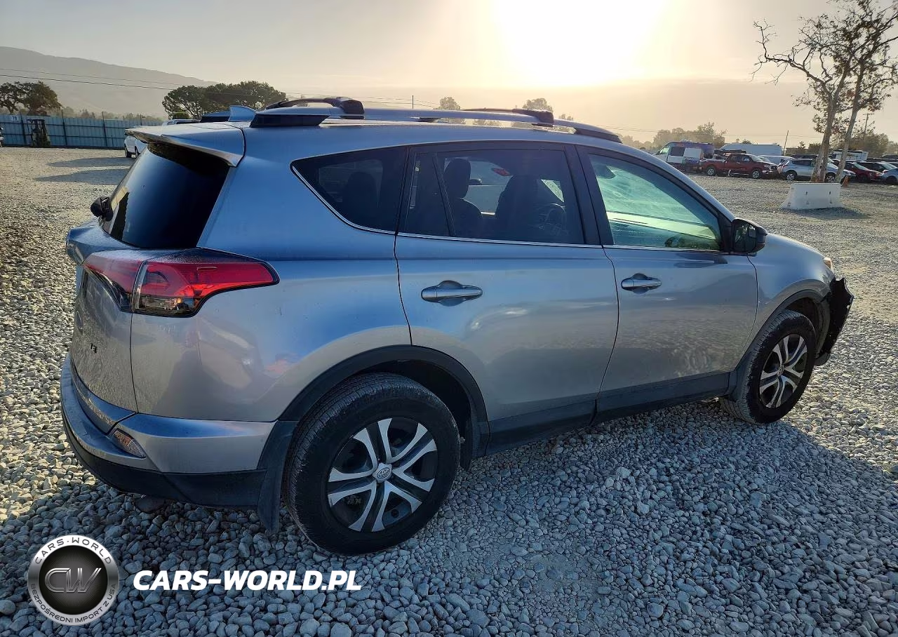 2018 Toyota Rav4 Le VIN:2T3ZFREV9JW425082 - 3