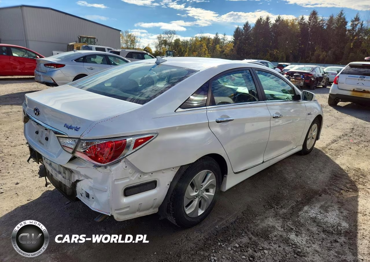 2015 Hyundai Sonata Hybrid Base VIN:KMHEC4A49FA119413 - 3