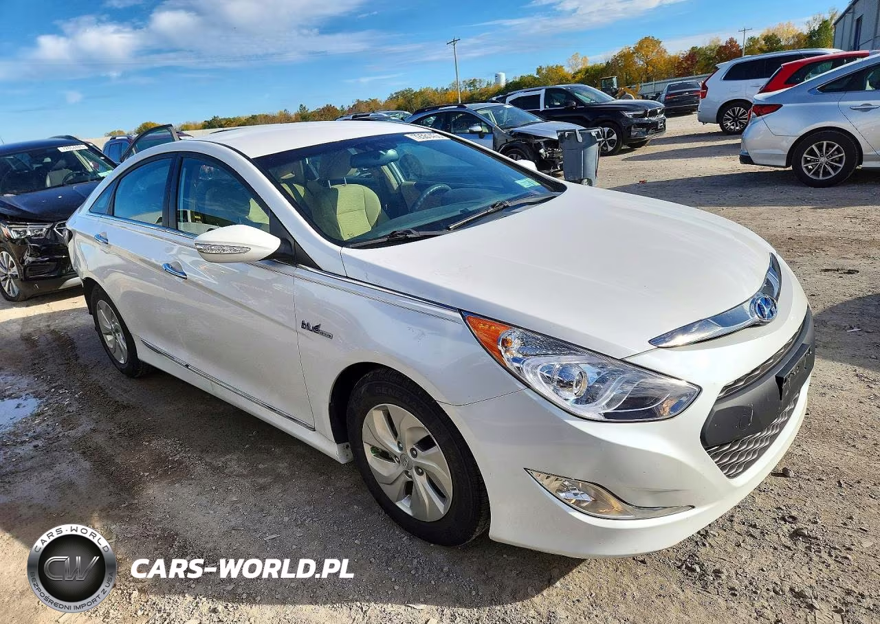 2015 Hyundai Sonata Hybrid Base VIN:KMHEC4A49FA119413 - 4