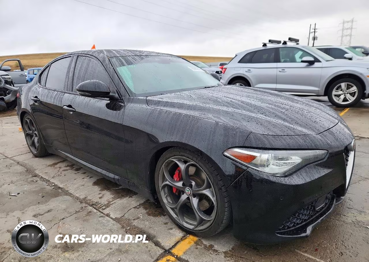 2017 Alfa Romeo Giulia Ti Q4 VIN:ZARFAEEN3H7555977 - 4