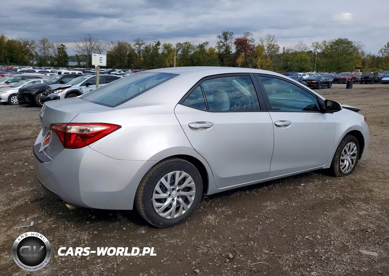 2019 Toyota Corolla Le VIN:2T1BURHE8KC125418 - 3
