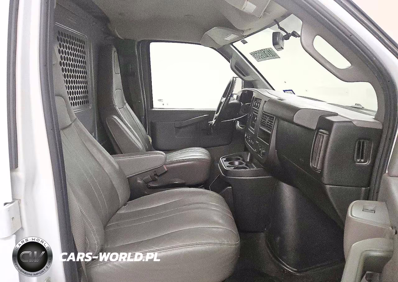 2018 Chevrolet Express G2500 VIN:1GCWGAFP9J1339898 - 14