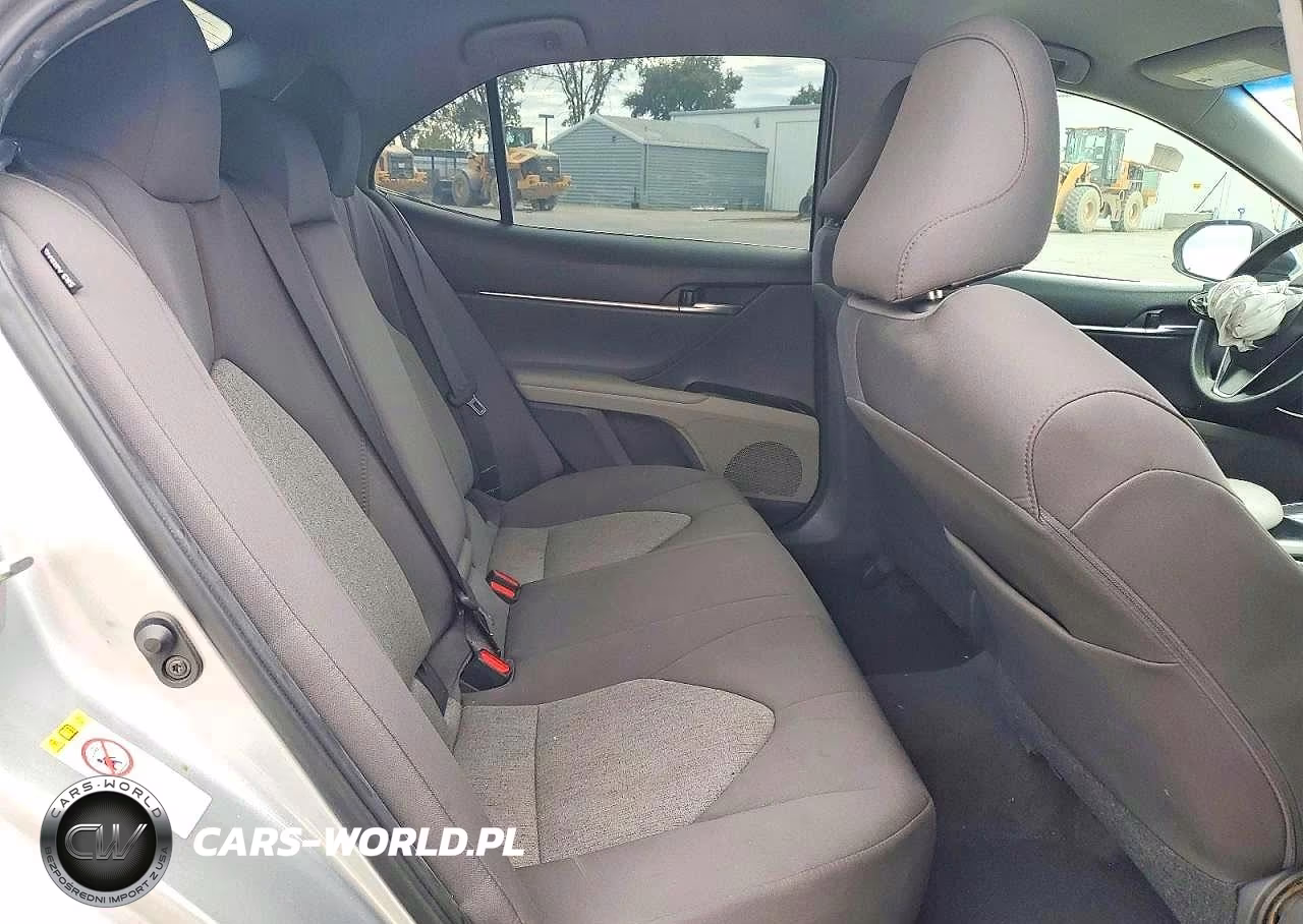 2018 Toyota Camry Le VIN:4T1B11HK4JU101677 - 10