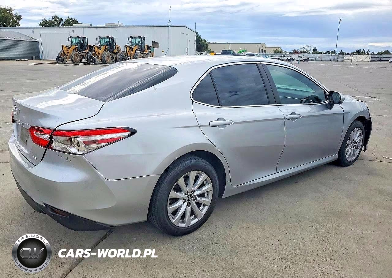 2018 Toyota Camry Le VIN:4T1B11HK4JU101677 - 3